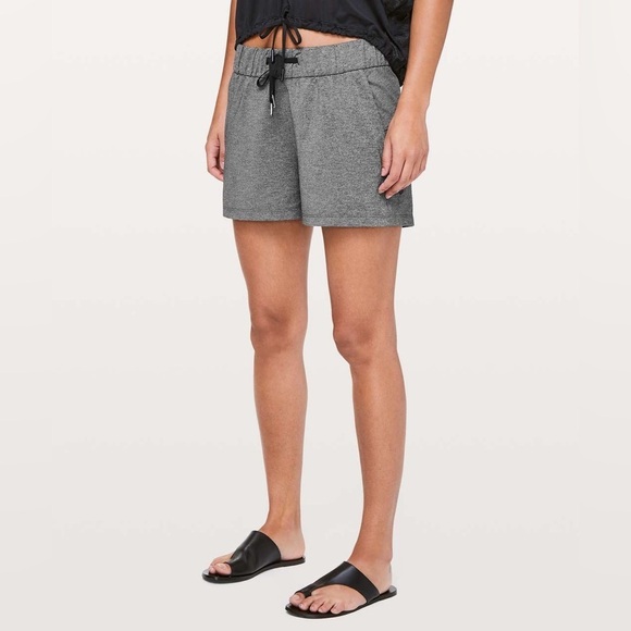 lululemon athletica Pants - Lululemon On The Fly Short *2.5" Inseam Heathered Black Women’s Workout Size 8